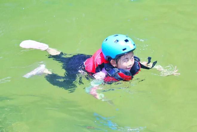 激流滑梯、深潭勇者！炎炎夏日走进自然“空调房”做逆流而上的小勇士！(图3)