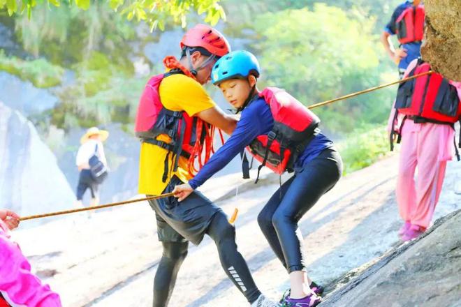 激流滑梯、深潭勇者！炎炎夏日走进自然“空调房”做逆流而上的小勇士！(图2)