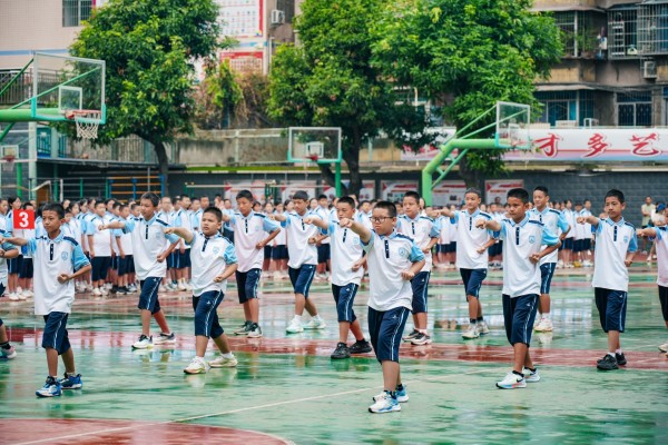 攀枝花市外国语学校举行初2024级新生入学适应性训练汇报表演(图1)