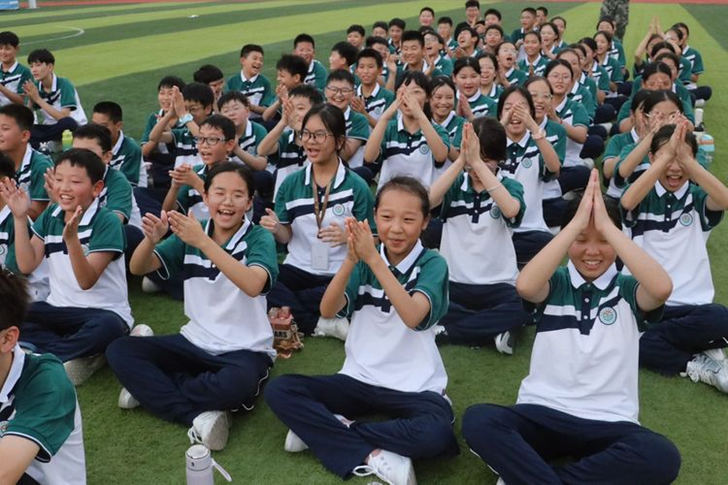 安博体育：河南省漯河市郾城区初级实验中学西校区20242025学年度七年级国防教育团建活动欢乐行(图2)