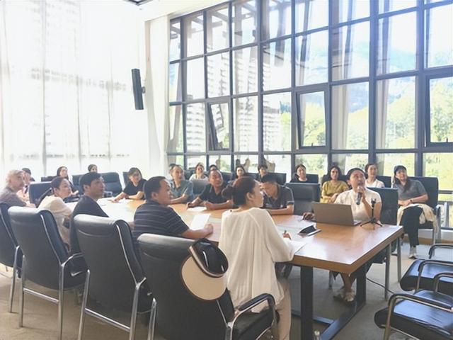 广元市实验小学开展新学期教师心育能力提升培训及团建活动(图2)