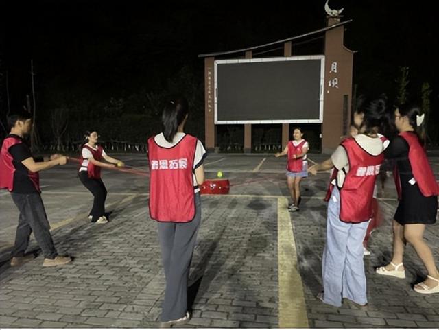 广元市实验小学开展新学期教师心育能力提升培训及团建活动(图5)