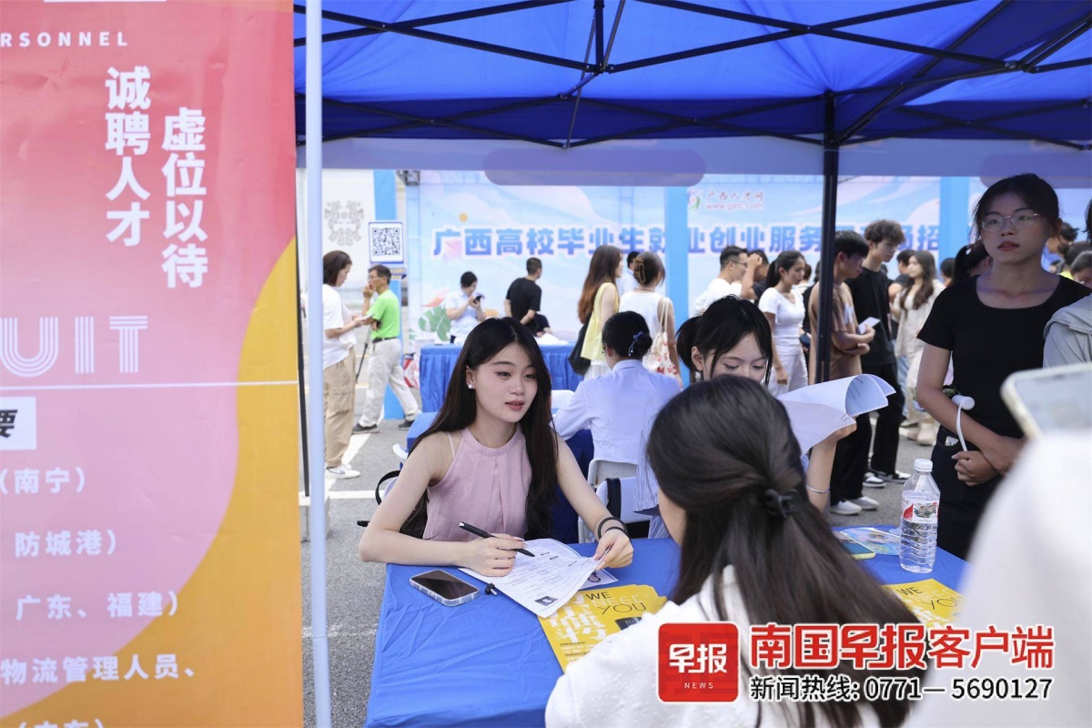 南宁这场招聘会提供3200多个岗位有企业出奇招“抢”人(图2)