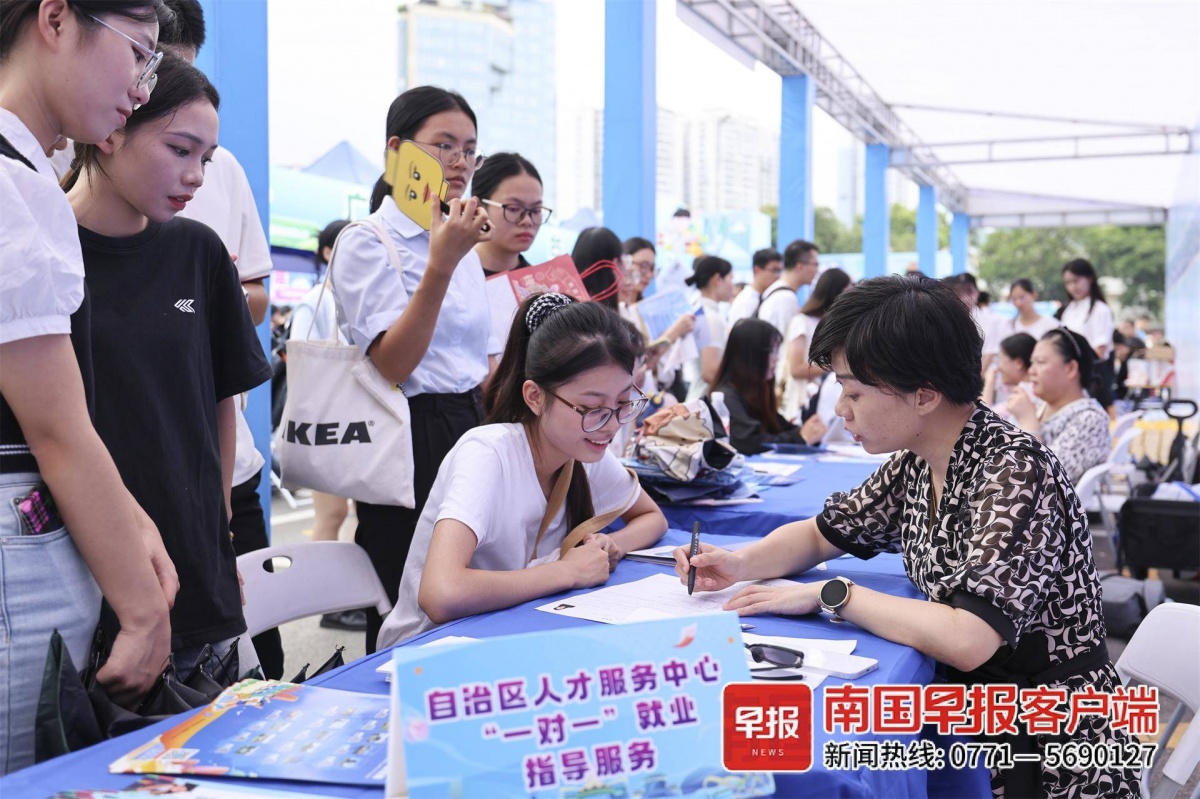 南宁这场招聘会提供3200多个岗位有企业出奇招“抢”人(图4)