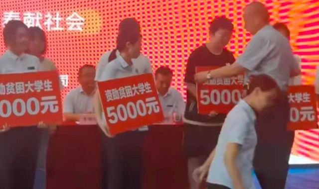河南矿山老板崔培军：两亿利润给员工发1亿年会酷爱撒钱很辛酸(图13)