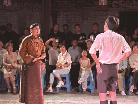 实景沉浸式话剧《棠梨花开》首演活化“话剧之乡”的城市记忆百年伶工社一夜梨花开(图1)