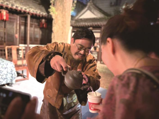 实景沉浸式话剧《棠梨花开》首演活化“话剧之乡”的城市记忆百年伶工社一夜梨花开(图2)